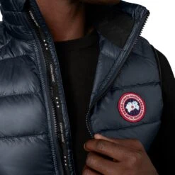 Canada Goose HyBridge Lite Vest Q - Men's|-|Veste Q HyBridge Lite - Homme 27 Canada Goose HyBridge Lite Vest Q - Men's|-|Veste Q HyBridge Lite - Homme -Canada Goose CGO 2715M 7E 7EDetail1 20Atlantic 20Navy