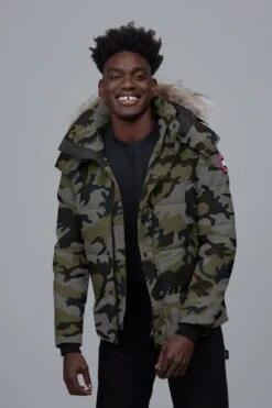 Canada Goose Wyndham Parka Print - Men's|-|Parka Wyndham Imprimé - Homme 21 Canada Goose Wyndham Parka Print - Men's|-|Parka Wyndham Imprimé - Homme -Canada Goose CGO 3808MP 7E 7EDetail3 20Classic 20Camo 20Coastal 20Grey