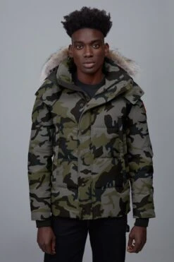 Canada Goose Wyndham Parka Print - Men's|-|Parka Wyndham Imprimé - Homme 22 Canada Goose Wyndham Parka Print - Men's|-|Parka Wyndham Imprimé - Homme -Canada Goose CGO 3808MP 7E 7EDetail4 20Classic 20Camo 20Coastal 20Grey