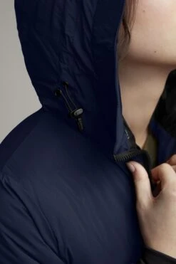 Canada Goose Camp Hoody Matte Finish - Women's|-|Manteau à Capuchon Camp Finition Mate - Femme 33 Canada Goose Camp Hoody Matte Finish - Women's|-|Manteau à Capuchon Camp Finition Mate - Femme -Canada Goose CGO 5078L 7E 7EDetail4 20Navy