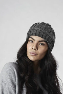 Canada Goose Cable Toque - Women's|-|Tuque Torsadée - Femme -Canada Goose CGO 5261L 7EIron 20Grey 7Eface 743c234a fa81 4b3e 925c 7b92472854e7