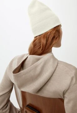 Canada Goose Lightweight Cashmere Beanie - Women's|-|Tuque Léger En Cachemire - Femme 12 Canada Goose Lightweight Cashmere Beanie - Women's|-|Tuque Léger En Cachemire - Femme -Canada Goose CGO 5435L 7E 7EDetail3 20Mist 20Grey