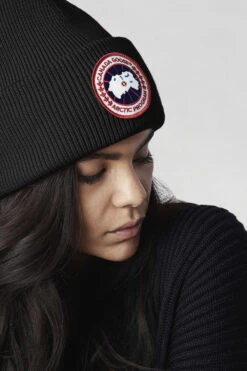 Canada Goose Arctic Disc Toque - Women's|-|Tuque à écusson Arctic - Femme -Canada Goose CGO 6936L 7EBlack 7Eface 5a0550f5 5e5c 4fb4 8d17 f2a705d2f49d
