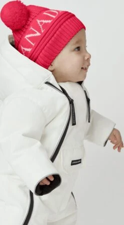 Canada Goose Double Pom Hat - Baby|-|Tuque Double Pom - Bébé -Canada Goose CGO 6942B 7E 7EDetail2 20Red d8c54659 e57a 46c7 a74a d312e295d43a