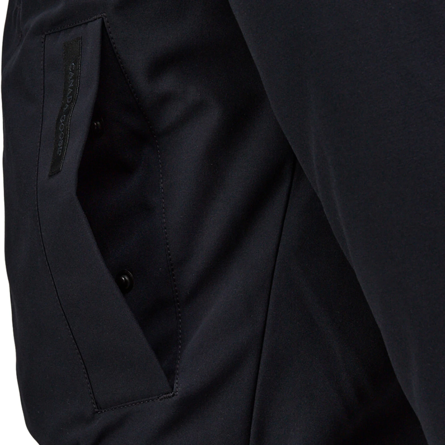 Canada Goose Borden Bomber Jacket - Black Disc - Men's|-|Blouson Aviateur Borden - Écusson Noir - Homme 6 Canada Goose Borden Bomber Jacket - Black Disc - Men's|-|Blouson Aviateur Borden - Écusson Noir - Homme - Image 4